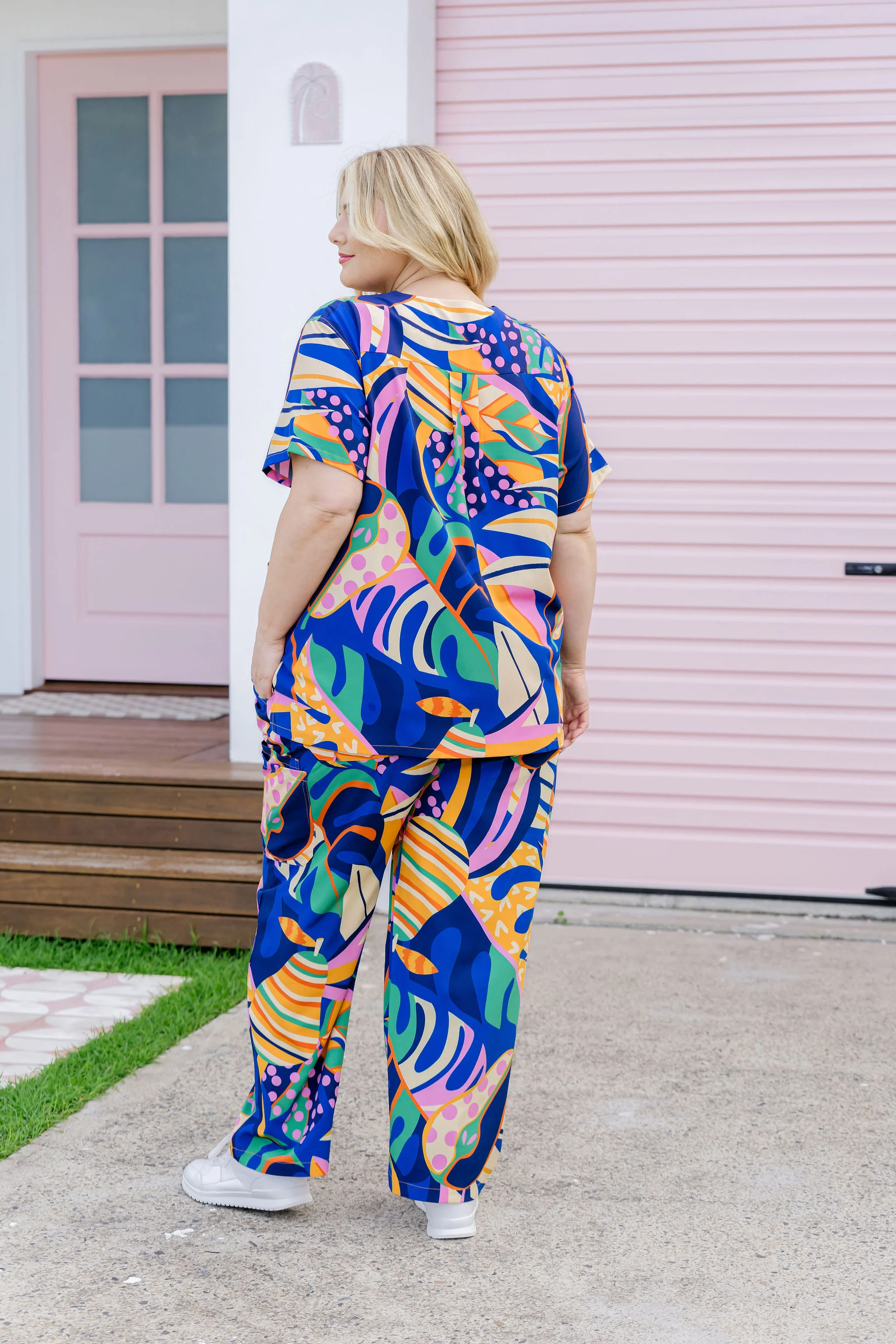 Jazz Scrubs in Abstract Jungle - Image 17