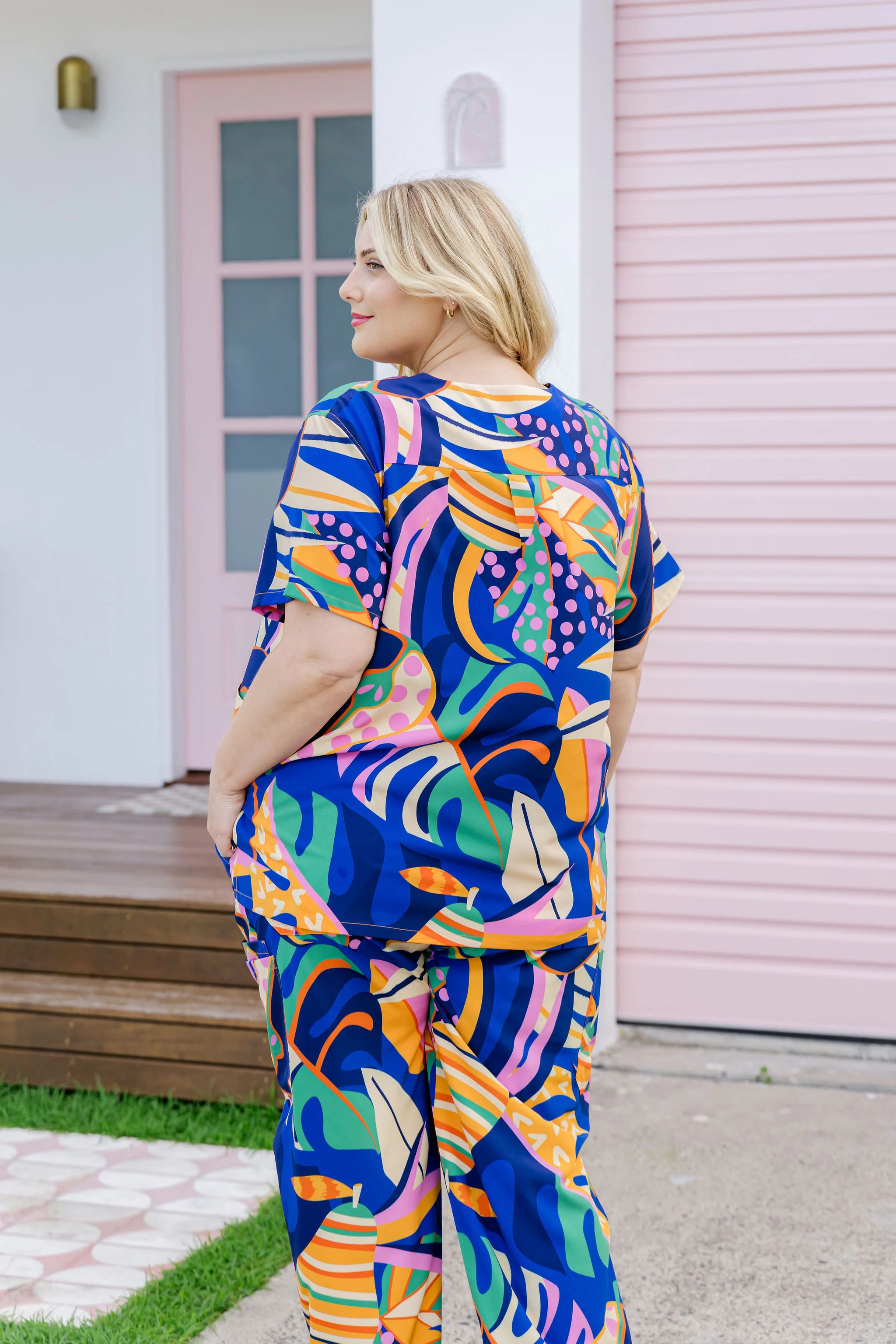 Jazz Scrubs in Abstract Jungle - Image 18