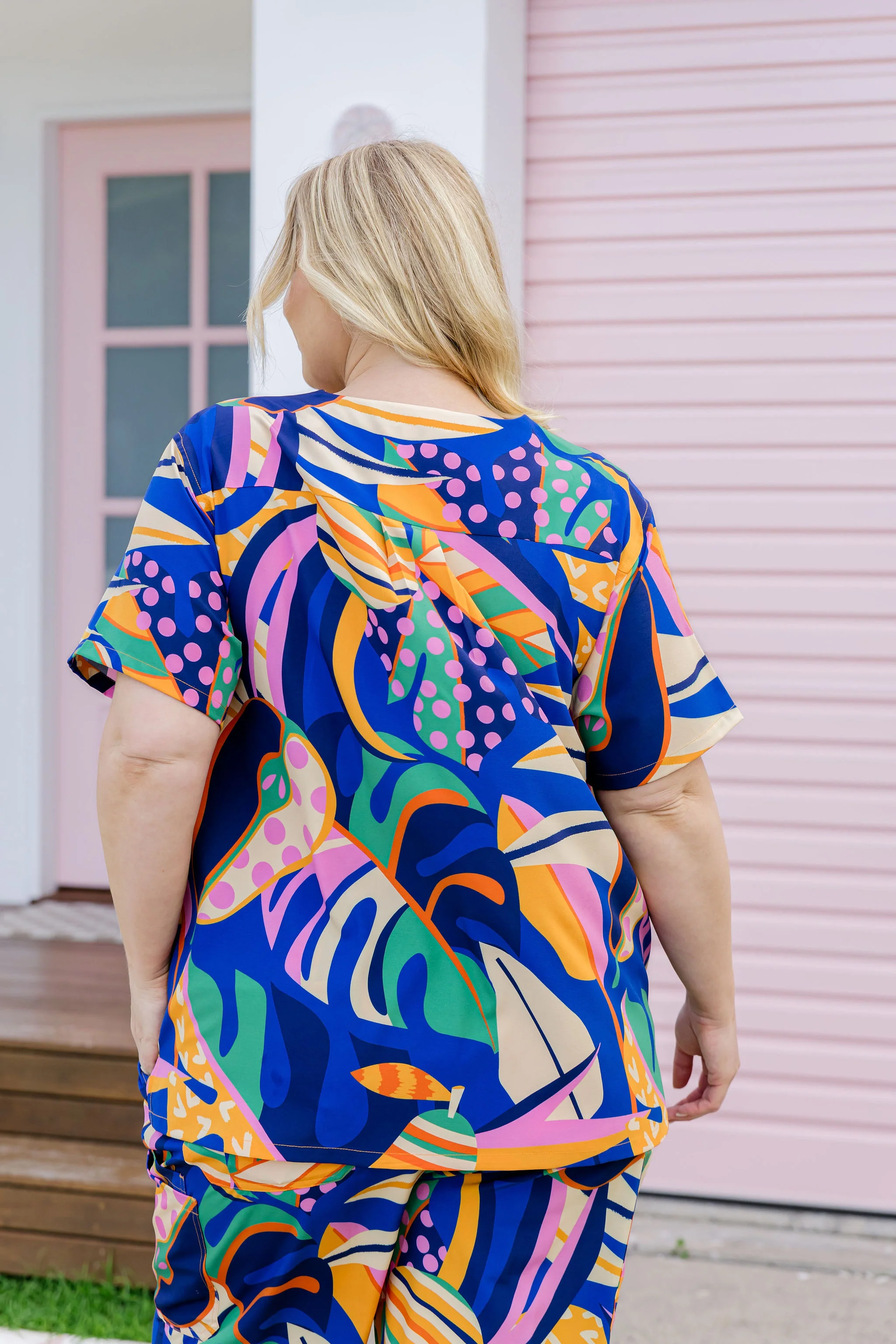 Jazz Scrubs in Abstract Jungle - Image 19
