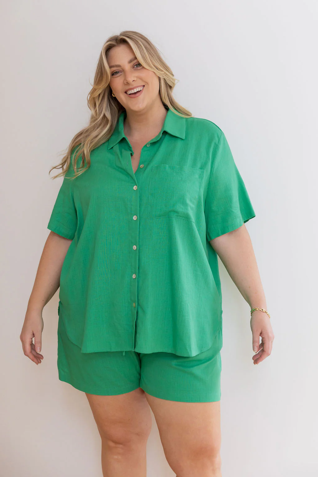 Samara Linen Blend Shirt in Apple - Image 12